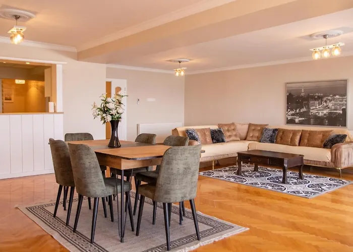 Spacious Flat With Sea View In Izmir Karsiyaka