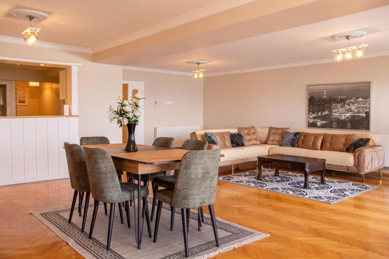 Spacious Flat With Sea View In Karsiyaka Daire İzmir